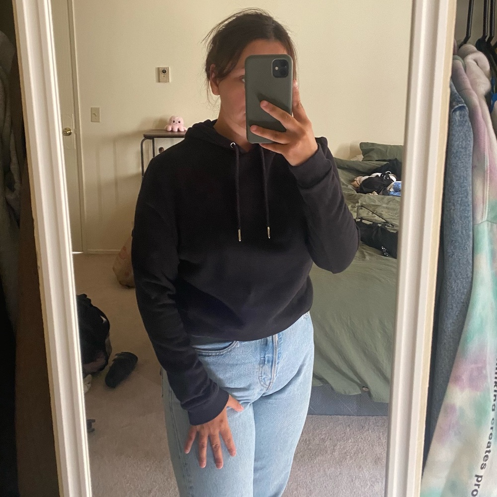 BLACK SWEATSHIRT